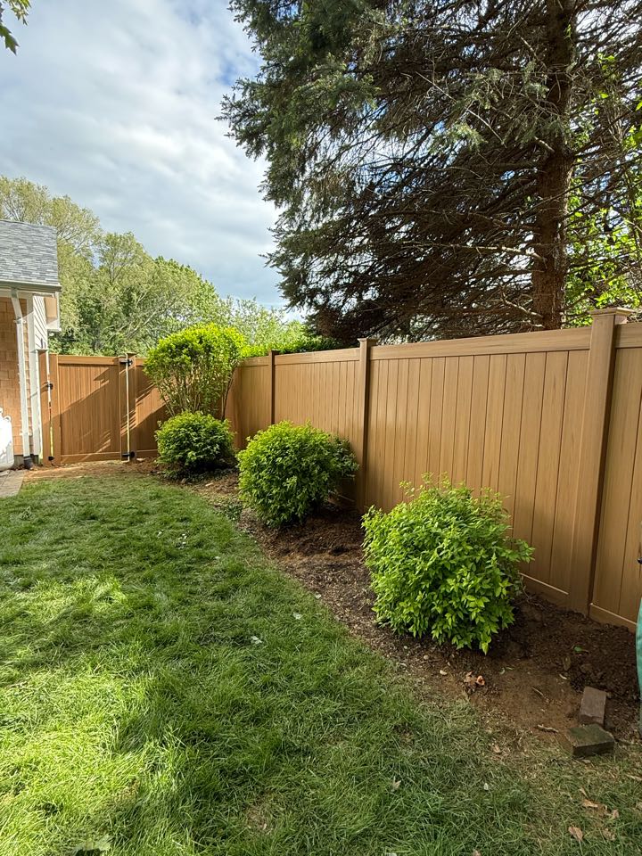 Commack, NY - Installed a gorgeous 6Ft Wood Grain PVC Fence in Cutchogue,Ny A veteran serving another veteran! #toprailfence