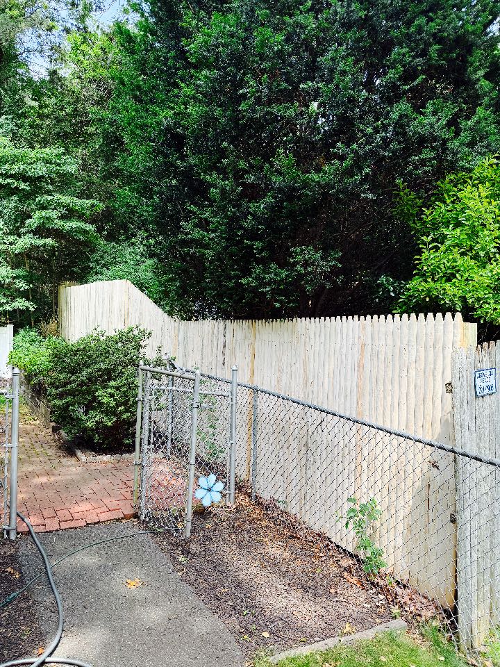 Smithtown, NY - 📍 Smithtown, NY Installed a 6-ft spruce wood fence for a homeowner looking for privacy and a natural look. Strong, clean, and built to last!  Need a fence? Call Top Rail Fence Huntington 🇺🇸 #SmithtownFence #WoodFence #VeteranOwned