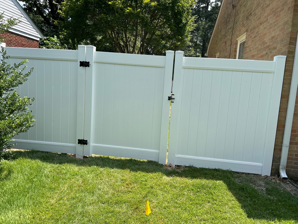 Hopewell, VA - 6 foot privacy vinyl