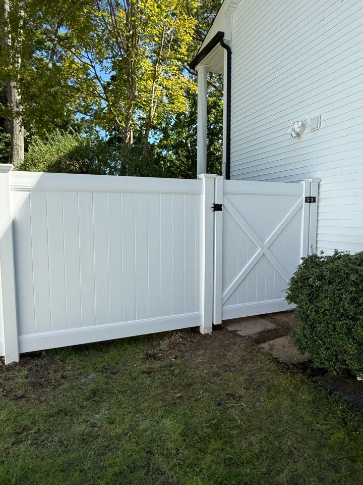 Nesconset, NY - Another beautiful 6 ft vinyl privacy fence completed in Nesconset, NY 🏡✨ This upgrade gives our customer lasting privacy, strength, and peace of mind. Proudly serving Long Island as your local veteran-owned fence company 💪🇺🇸  #TopRailFenceHuntington #NesconsetFence #VinylPrivacyFence #VeteranOwned #SupportSmallBusiness #VeteranOwnedSmallBusiness