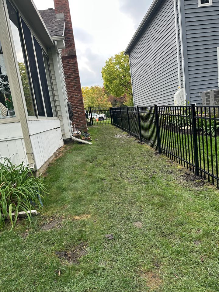 Naperville, IL - Customer in Naperville needed to replace their failing aluminum fence. They chose 4’ Aluminum. It looks great. 