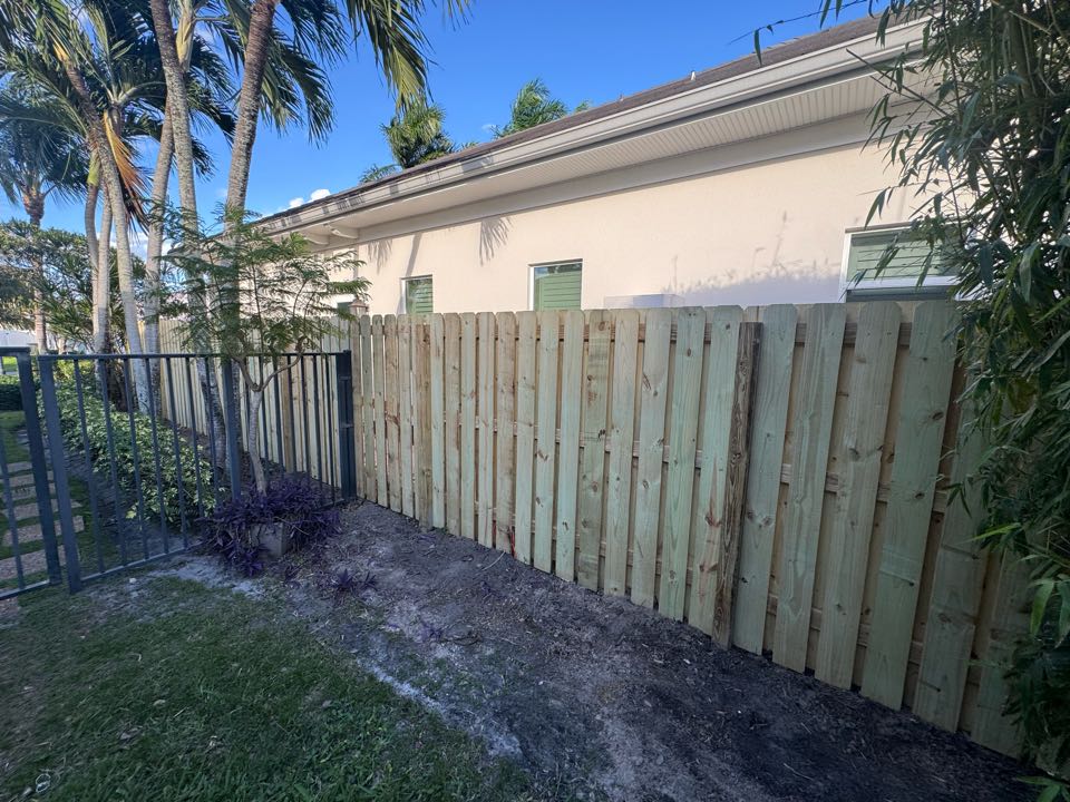 Bay Village, North Palm Beach, FL
We removed 62 feet of old, rotted wood fence and installed a new shadowbox wood fence built to meet pool safety code. Our team also assisted the homeowner with their HOA application and handled the entire permit process from start to finish. 