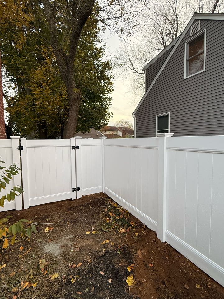 Greenlawn, NY - Top Rail Fence Huntington installed a 5-ft and 4-ft white PVC fence for a home in Greenlawn, New York, adding privacy and curb appeal. 🇺🇸 Proudly veteran-owned and local, we deliver quality, honesty, and craftsmanship on every project.  #Greenlawn #FenceInstallation #PVCFence #TopRailFenceHuntington #VeteranOwned #HuntingtonNY