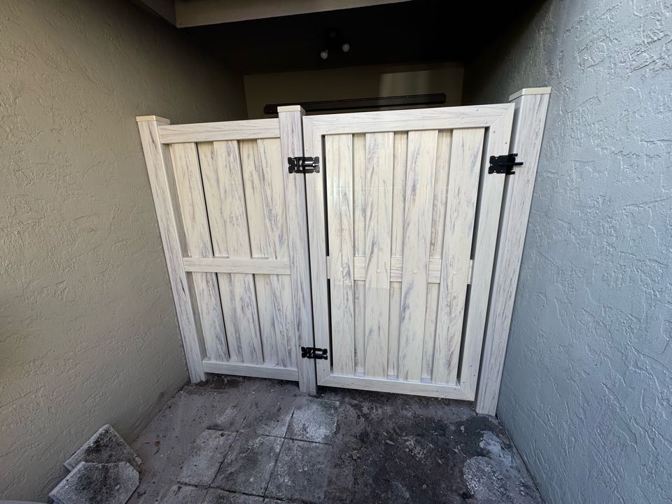 In the Gardens of Woodberry HOA in Palm Beach Gardens, FL, we replaced an old wood fence with a brand-new shadowbox fence in the backyard and added a wood-grain tan vinyl gate at the front of the home. Our team handled the entire permit process and assisted the homeowner with their HOA approval to keep everything smooth and compliant. 