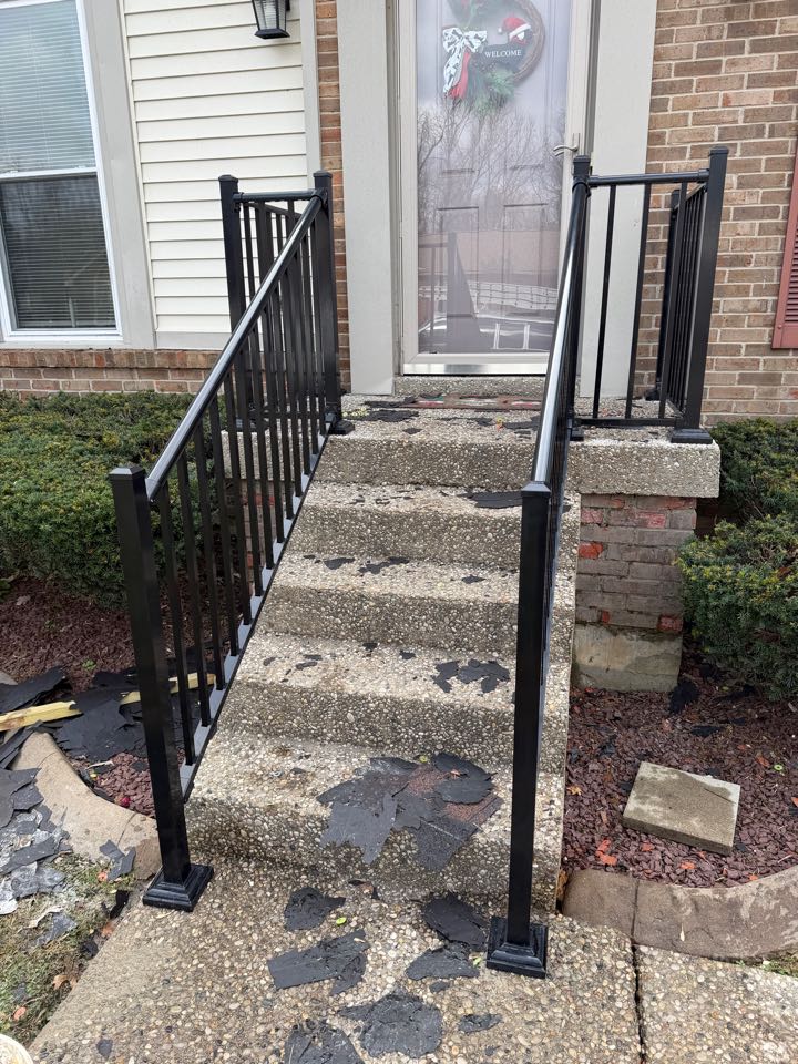 Louisville, KY - Black Aluminum Railing in Hollow Creek