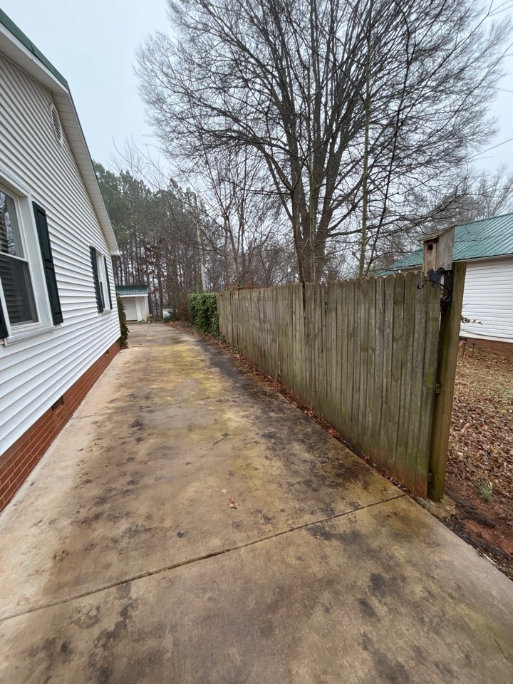 Statesville, NC - Replace wood privacy