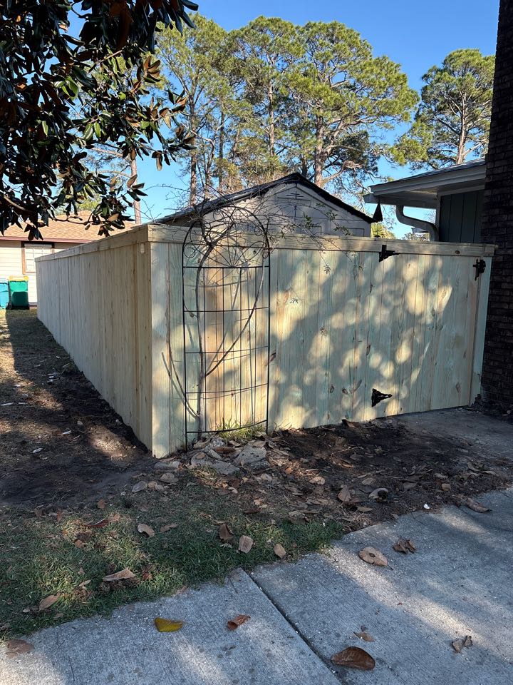 Fort Walton Beach, FL - Beautiful new cap and trim fence. Awesome improvement in one day!