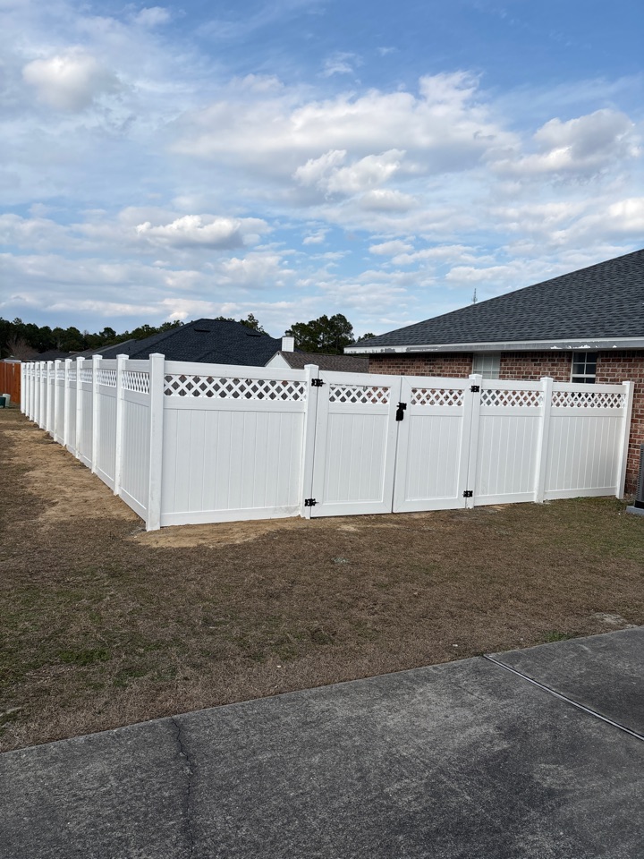 Crestview, FL - A beautiful new 6H White Vinyl privacy fence.  Built to ASTM standards using high quality American made materials!   Another 5 Star satisfied customer!!!