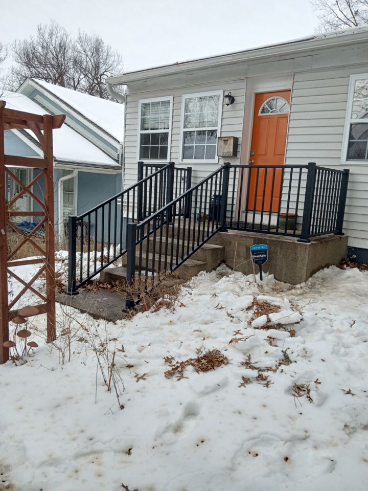 Louisville, KY - 3’ Black Aluminum Railing in Crescent Hill