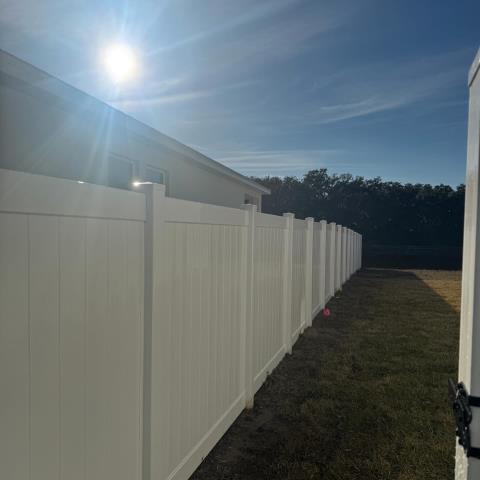 DeBary, FL - Recently installed in the Rivington subdivision of DeBary 🏡✨ We combined 6’ white vinyl privacy fencing with 4’ three-rail aluminum to create the perfect balance of privacy and elegance.