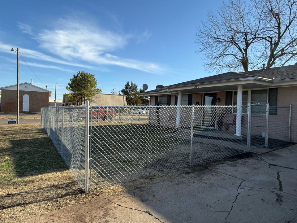 Moore, OK - Another clean 5’ tall chain link fence wrapped up and looking sharp. This front yard is now fully enclosed so the homeowners’ dogs can run, play, and enjoy the extra space safely. Simple, secure, and built to last. 🐶🔗