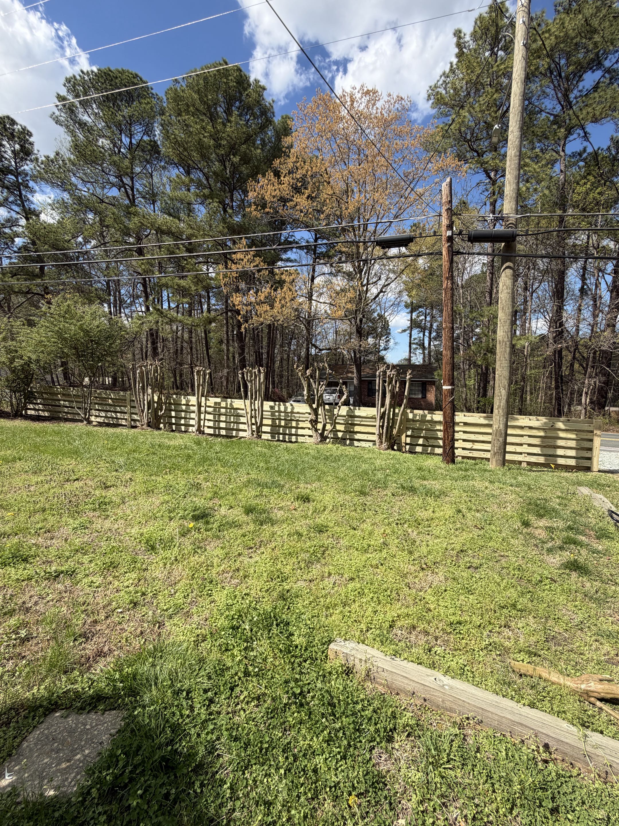 Durham, NC - 4H to 6H horizontal fence upgrade in Durham, NC 🔨✨  Transforming outdoor spaces with a seamless transition from a classic 4-foot horizontal fence to a taller 6-foot design for added privacy, security, and modern curb appeal. This custom fence project in Durham, NC blends style and function—perfect for homeowners looking to enhance their backyard with clean lines and durable craftsmanship.  If you’re searching for fence installation in Durham, horizontal wood fencing, or privacy fence upgrades near you, this project is a great example of how thoughtful design can elevate any property. 