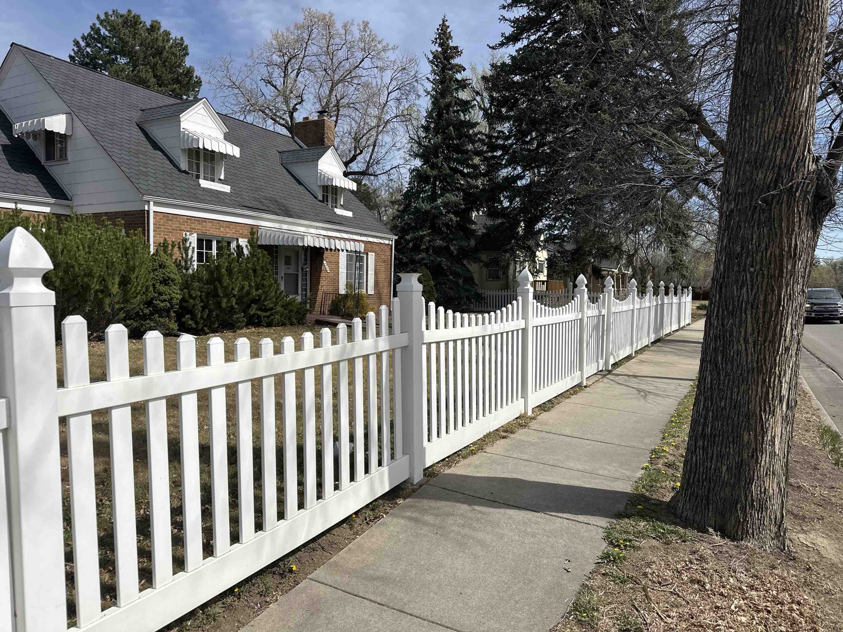 Fort Collins, CO - A beautiful new vinyl scalloped fence with 4 foot tall post and 42 inch tall pickets cut into a scallop look. Fort Collins, Colorado.