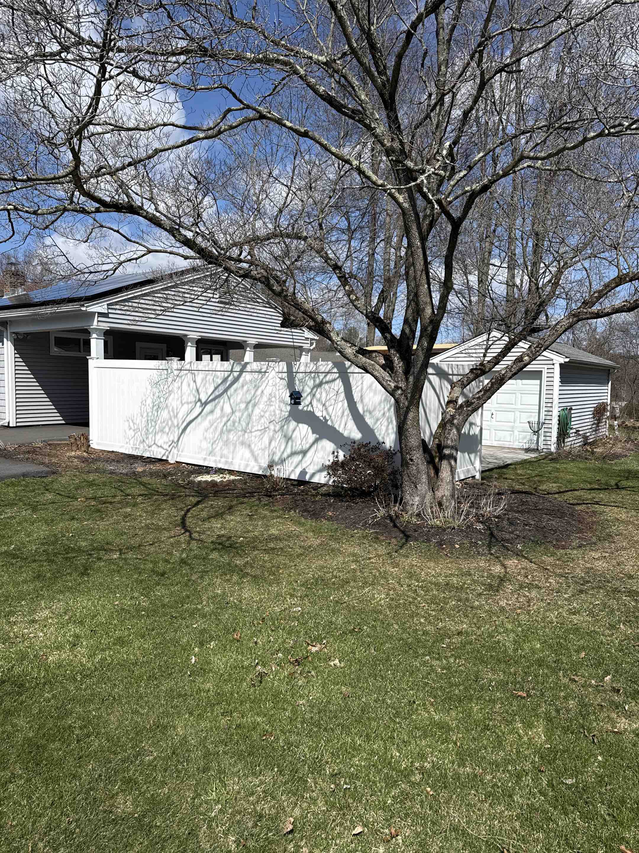 South Windsor, CT - Quick replacement of old wood fence with new vinyl fence. 