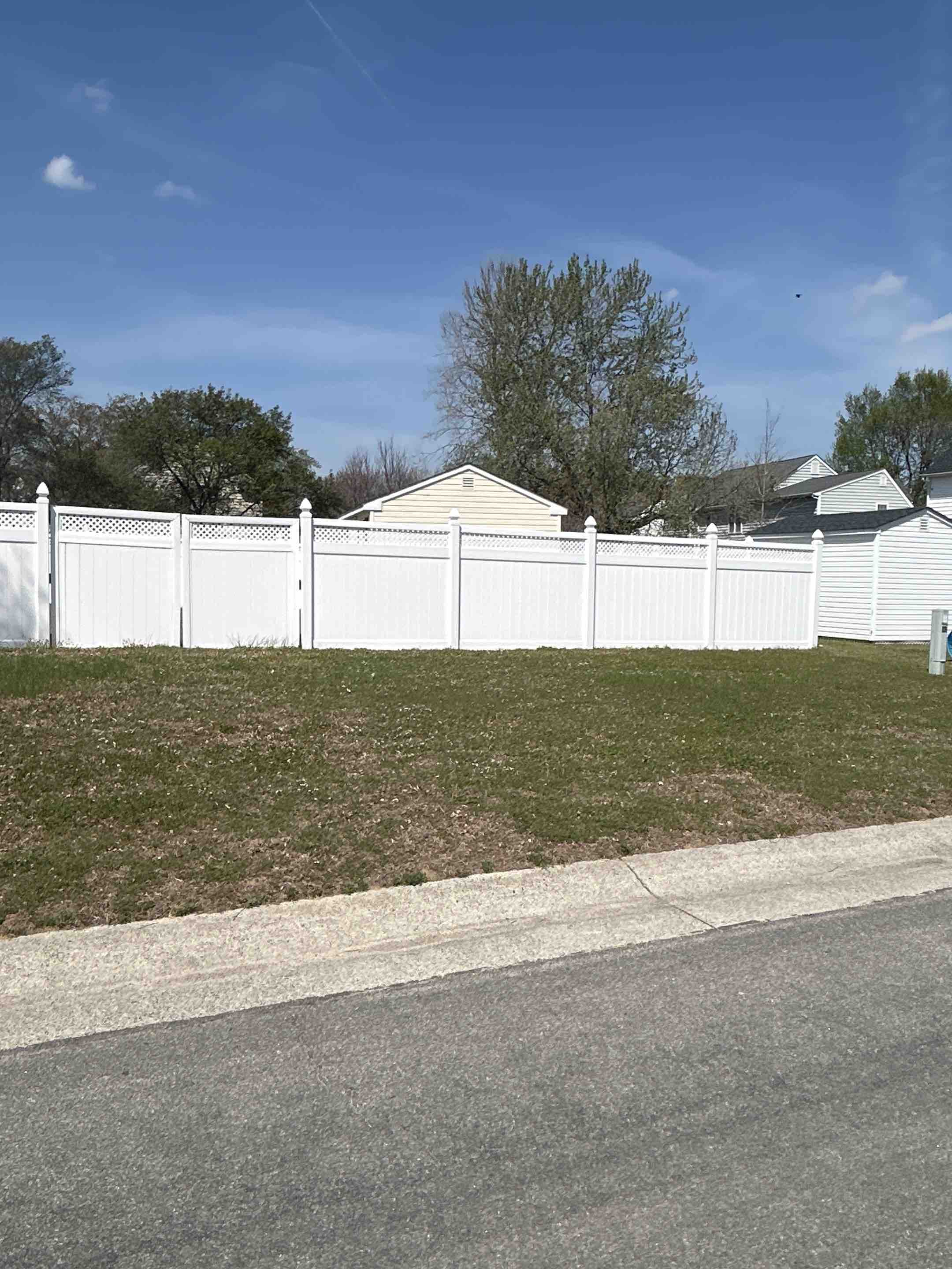 Mechanicsville, VA - 5+1 white vinyl with lattice, mini diamonds