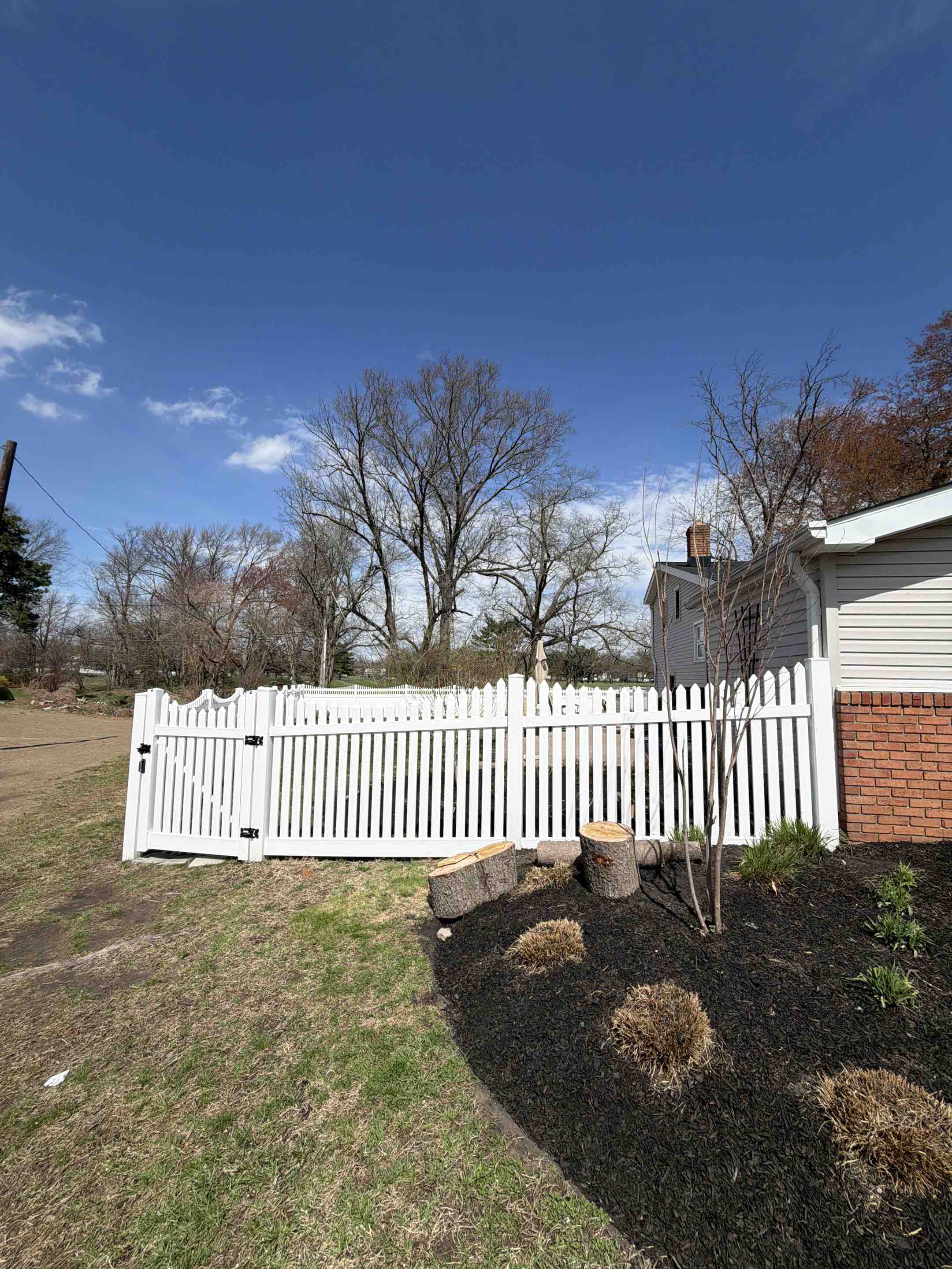 Mount Laurel Township, NJ - Vinyl picket fence &amp; gate installation in Mt Laurel 