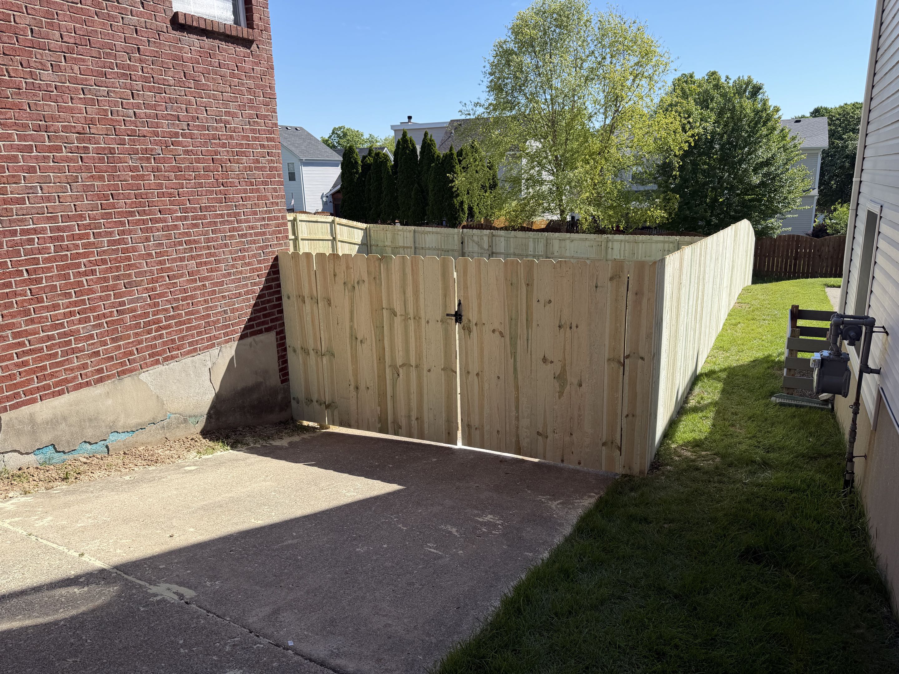 Louisville, KY - 6’ Tall Wood Privacy Fence with double gate in Worthington