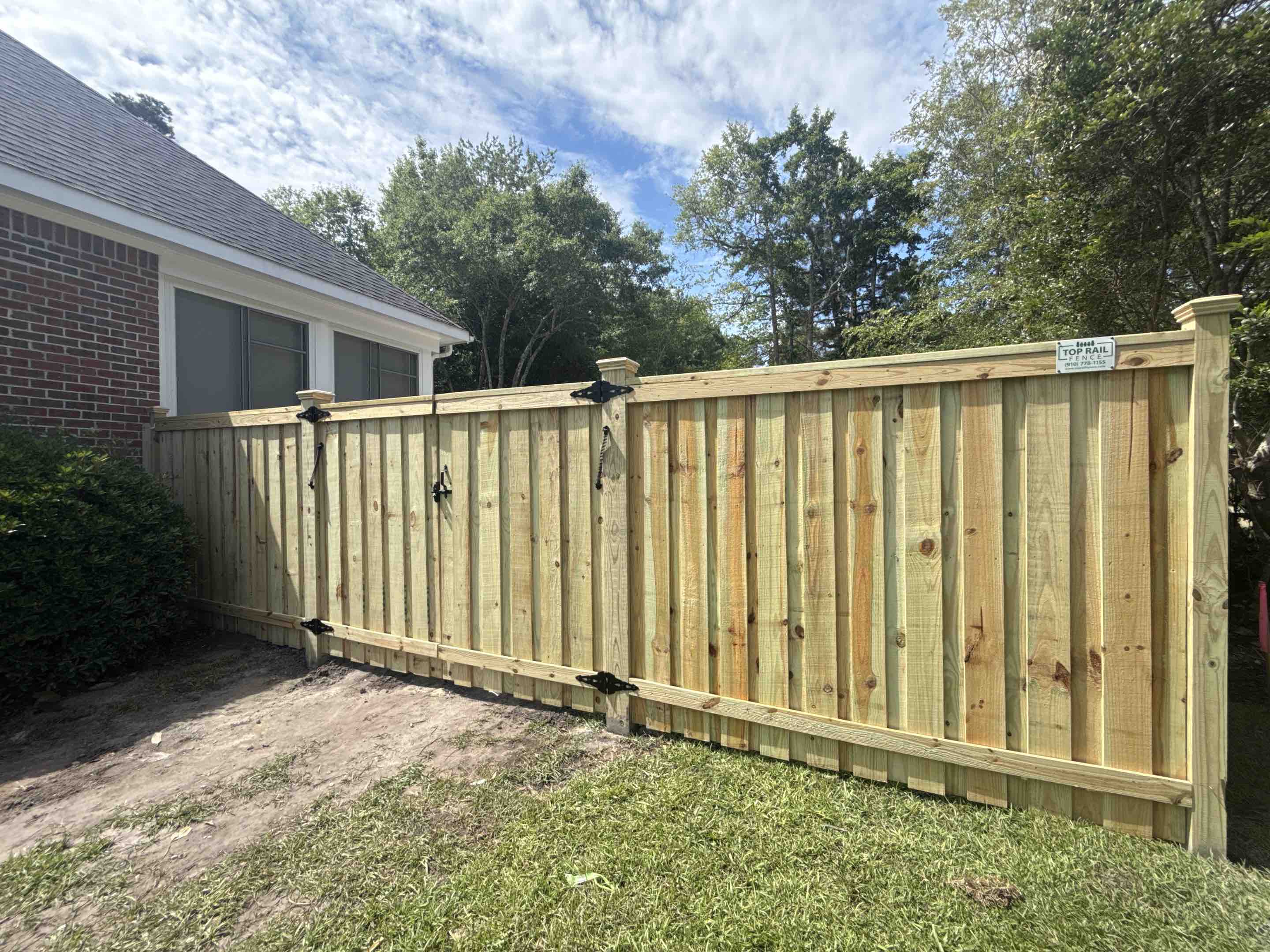 Wilmington, NC - You can only get installed on a Sunday, we make it happen! Beautiful 6ft BoB w/ Caps and Picture Frame Trim 