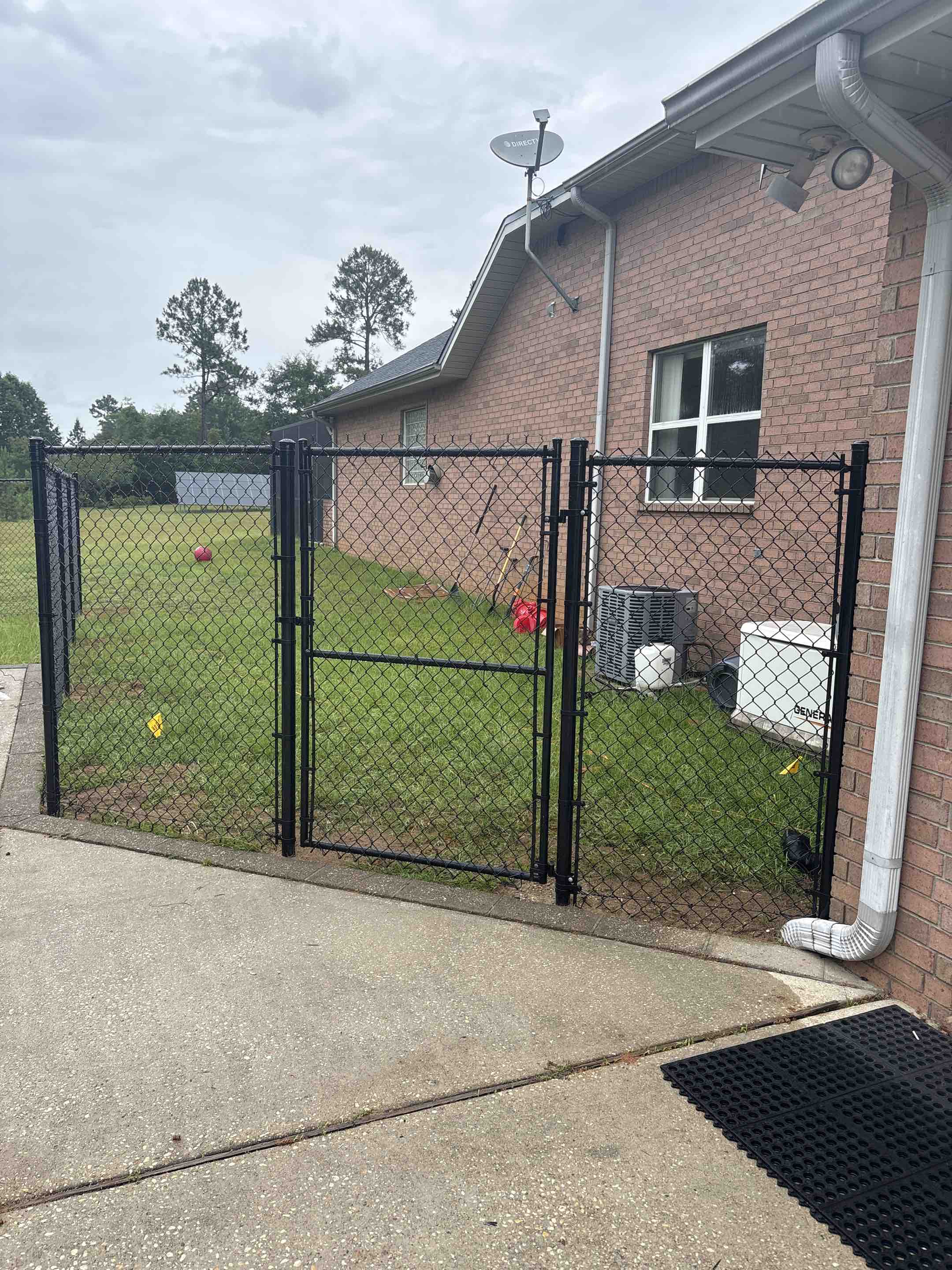 Pace, FL - New 6H Black Chain Link.  These 5 dogs are going to love their new back yard!!!