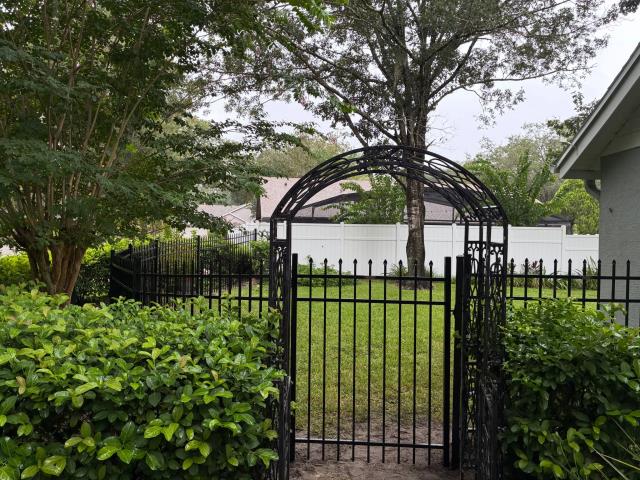 DeLand, FL - We recently installed a 5’ black aluminum pressed spear-top fence for a new homeowner in DeLand, FL!