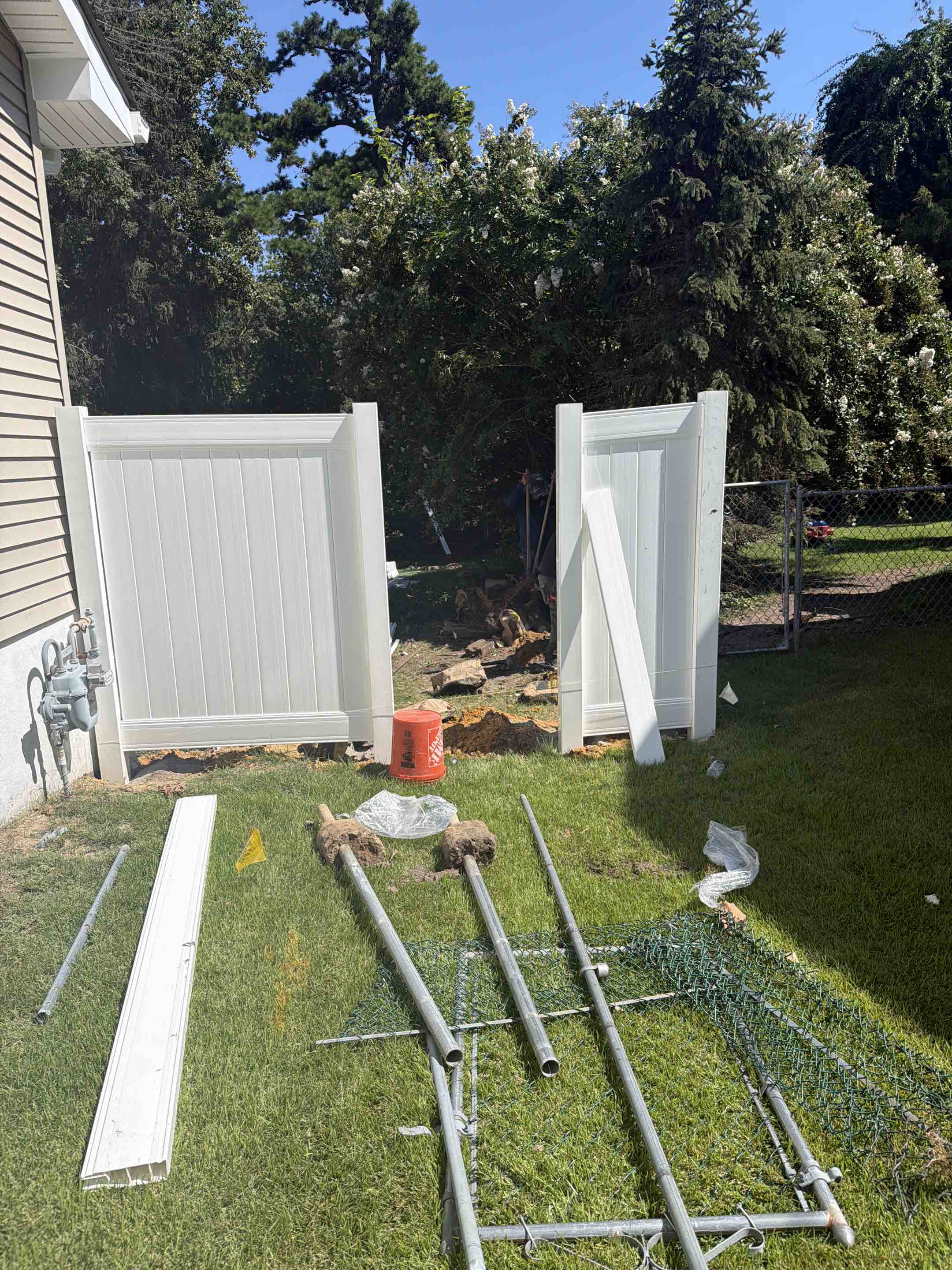 Washington Township, NJ - White vinyl installation with chain link fencing removal and disposal.