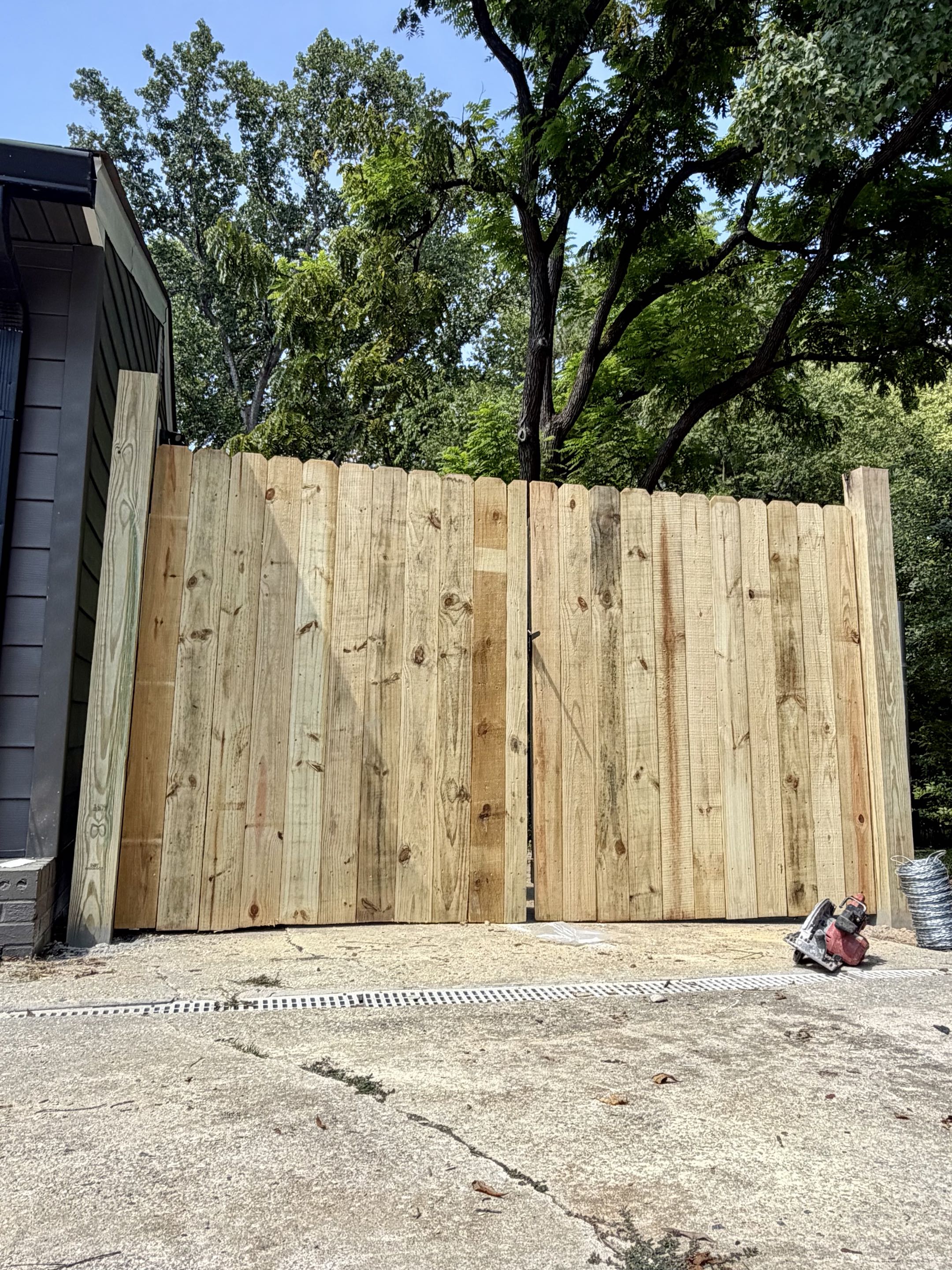 Raleigh, NC - 🐾 Give your backyard a little more freedom—and your pup a lot more safety! 🏡 A new fence creates a secure space for your dog to play, helps divide your yard, and adds privacy without the hassle. Whether you’re a homeowner or renter, there are options to fit your space and lifestyle.  Ready to create a safer backyard? Let’s get your fence project started! 🔨🐶