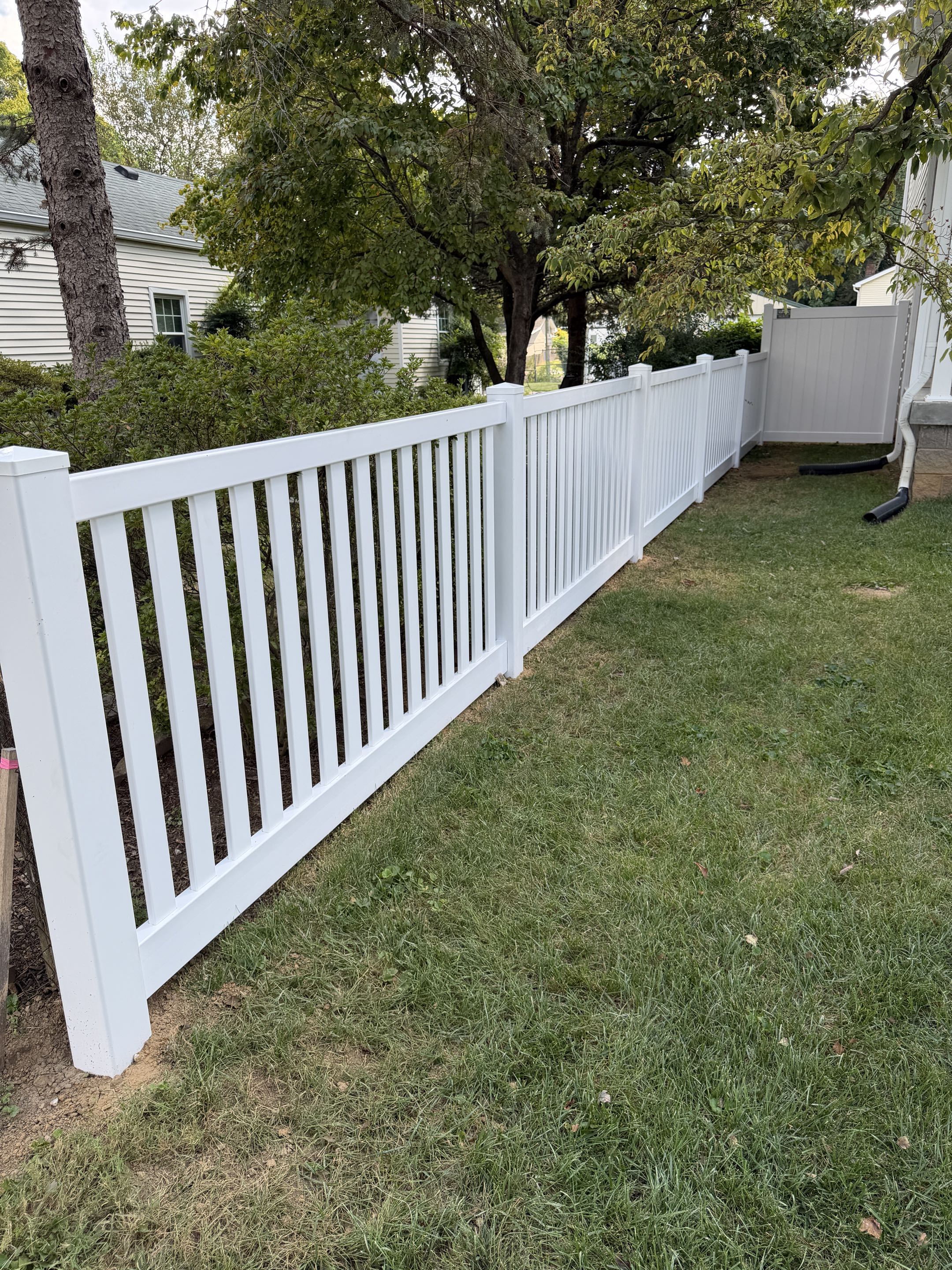 Louisville, KY - 6’ White Vinyl Privacy Fence and 4’ White Vinyl Picket Fence in Clifton Heights
