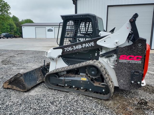 We designed and installed asphalt-themed graphics on a Bobcat for SCC Asphalt Surfaces. 
We designed and installed asphalt-themed graphics on a Bobcat for SCC Asphalt Surfaces.