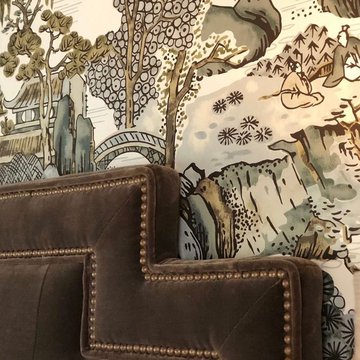 We love seeing the way designers elevate our pieces by perfectly pairing them with gorgeous elements in a space. Well done, @rowanhallinteriors! This paper from @thibaut_1886 is a stunner.