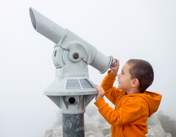 صبي ينظر إلى السماء