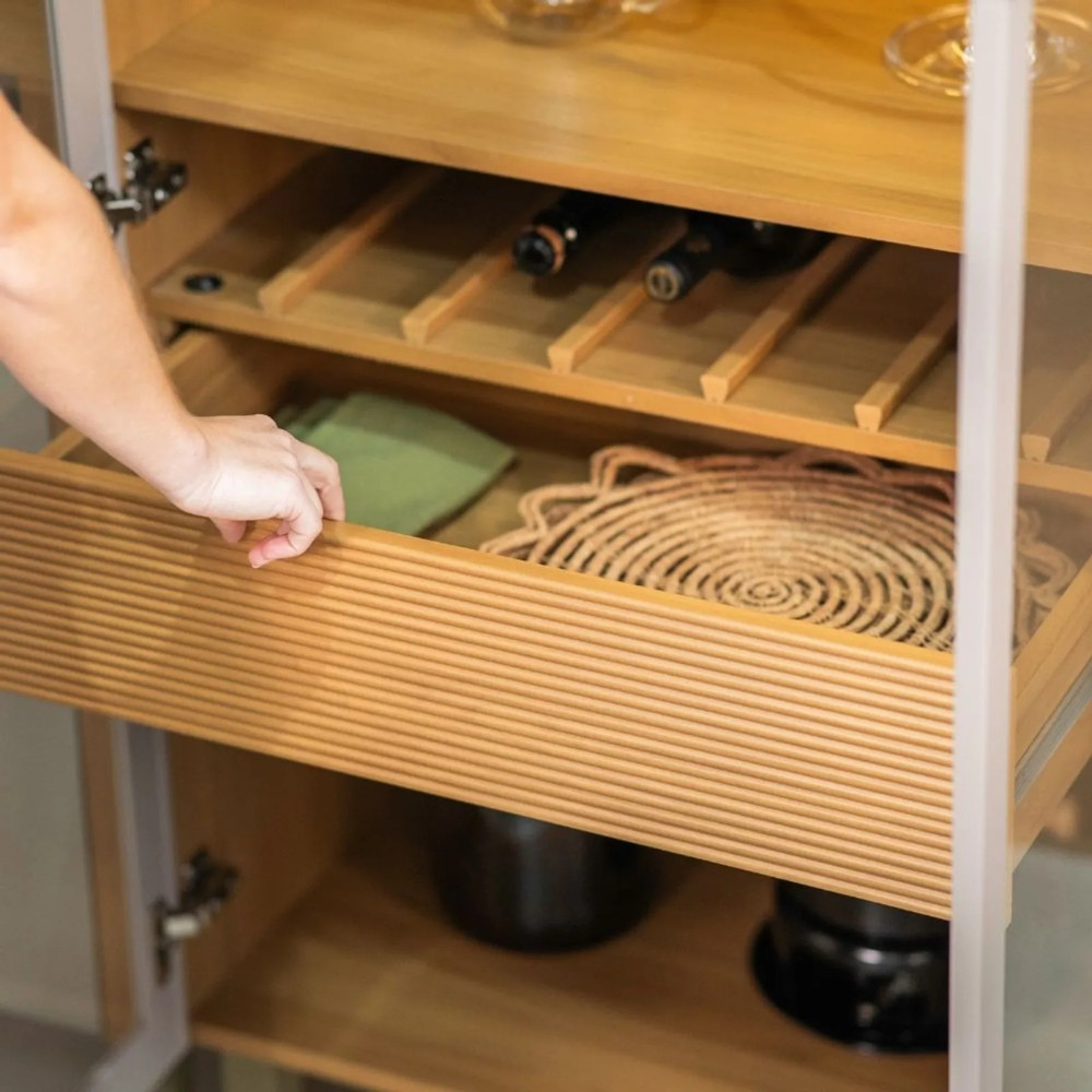 Cristaleira Allure Linea Brasil 4 Portas Com Rodapé e LED 100 MDF 140cm