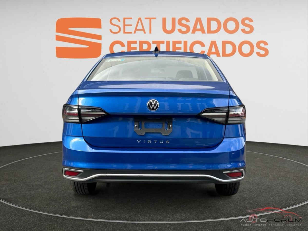 Volkswagen Virtus 2024 interior asientos grises - Cabina espaciosa automático