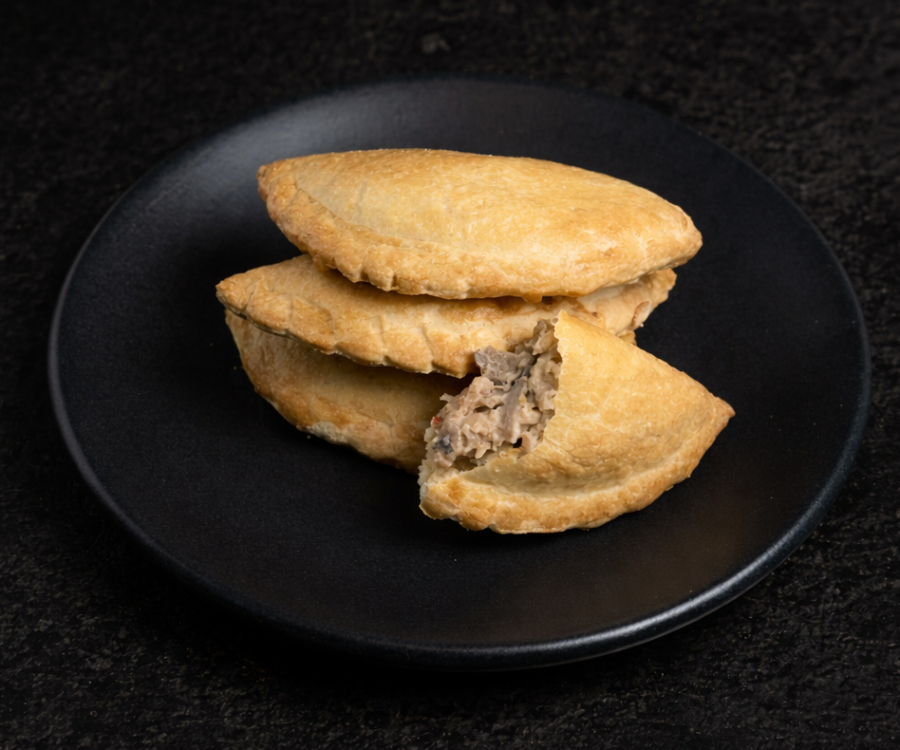 Empanada de champiñones con queso y chipotle