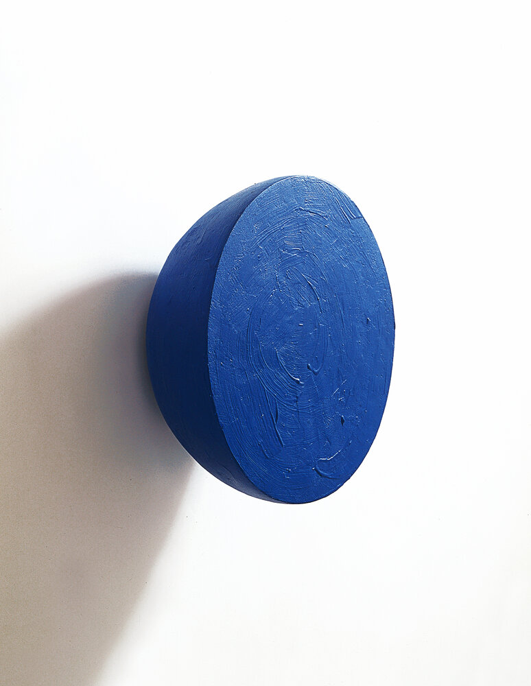 PINTURA DE UNA SEMI ESFERA AZUL
