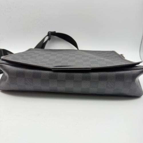 Louis Vuitton Damier Graphite Canvas Messenger Bag photo 4