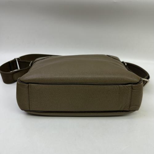 Louis Vuitton Taiga Leather Roman Crossbody Bag photo 3