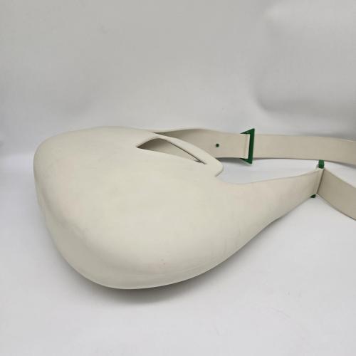 Bottega Veneta White Moulded Punch Shoulder Bag With Green Accents photo 4