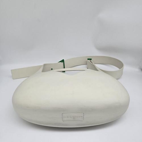 Bottega Veneta White Moulded Punch Shoulder Bag With Green Accents photo 7