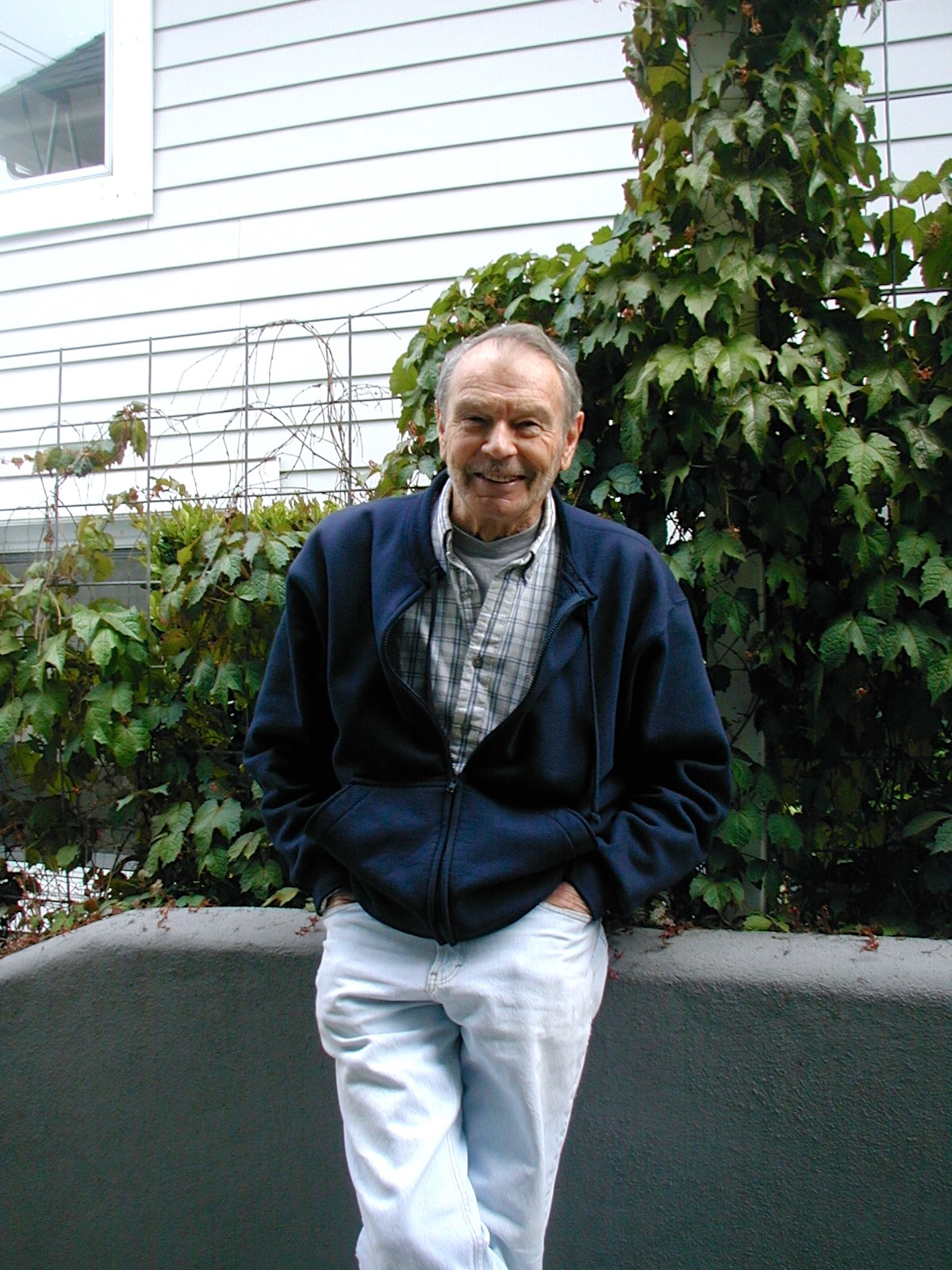 This online memorial is dedicated to Robert Holland. It is a place to