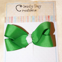 Green bow w/white center