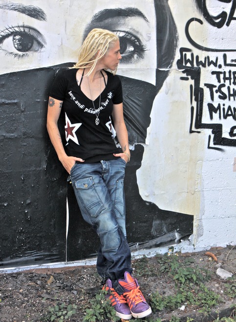 Short sleeve cotton deep V side stars, black