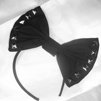 Improved_studded_bow_medium