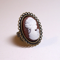 Brown Lady Cameo Scalloped Ring