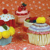 Moda Cupcake Pincushion (white with yellow pom pom on top)