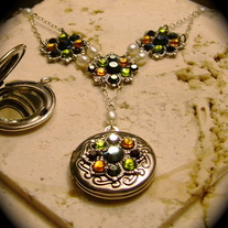 HOLIDAY SPARKLE LOCKET 