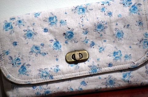 Mini Clutch - Blue Roses