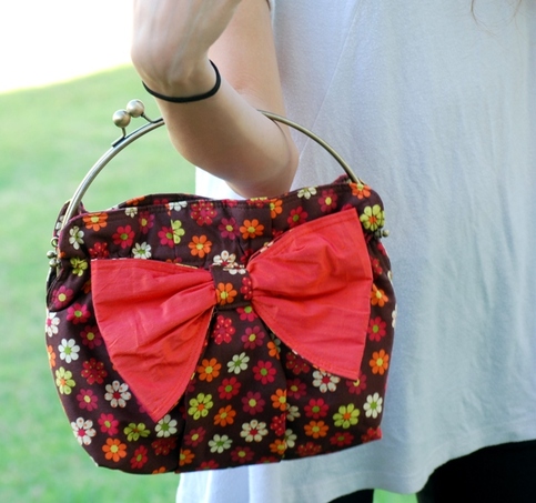 Kiss Lock Clutch - Dainty Flowers