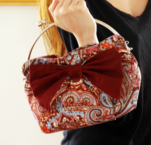 Kiss Lock Clutch - Wine Persian Pickle