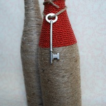 Red_20twine_20bottle_20wkey_medium
