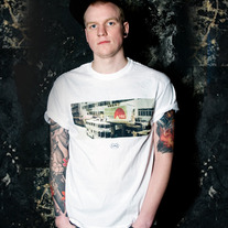 Bus Jump Tee €25